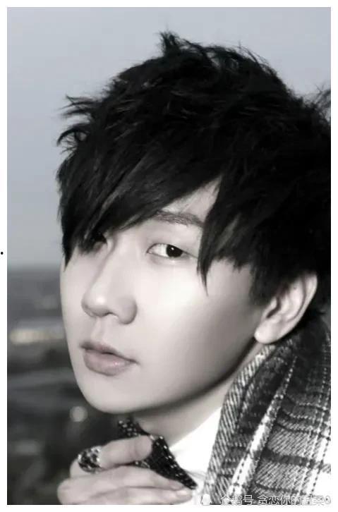 穿书娱乐圈吃瓜文女主,吃瓜女主的逆袭之路  第3张